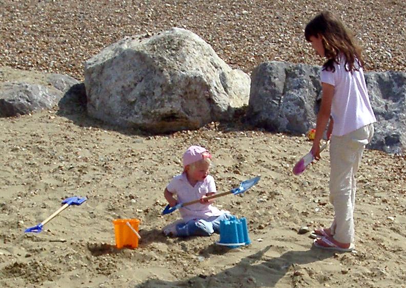 IMGP4986.JPG - Zoe teaches Hannah how to build sandcastles