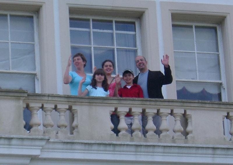 IMGP5012.JPG - A royal wave from the Leys on their balcony