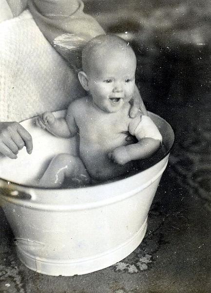 Roger001.jpg - In a tin bath - 1939
