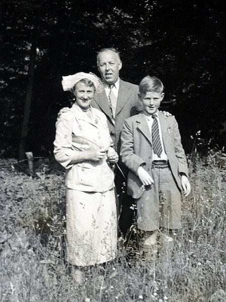 Roger006.jpg - School visit from Mum and Dad - Around 1950